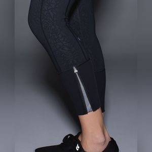 Lululemon Sz 6 Rebel Runner Crop 25" inseam Petal Camo Embossed Black